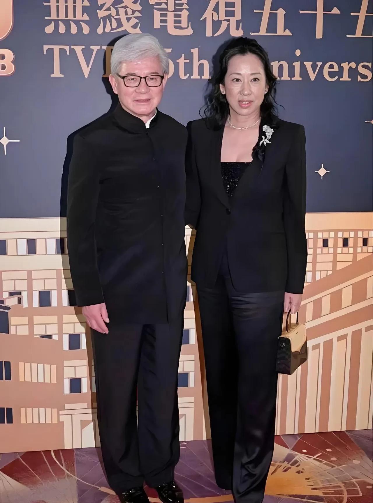 这是朱玲玲夫妇，出席无线周年庆，两人同框简直惊掉下巴，罗康瑞比她年长10歲，已是