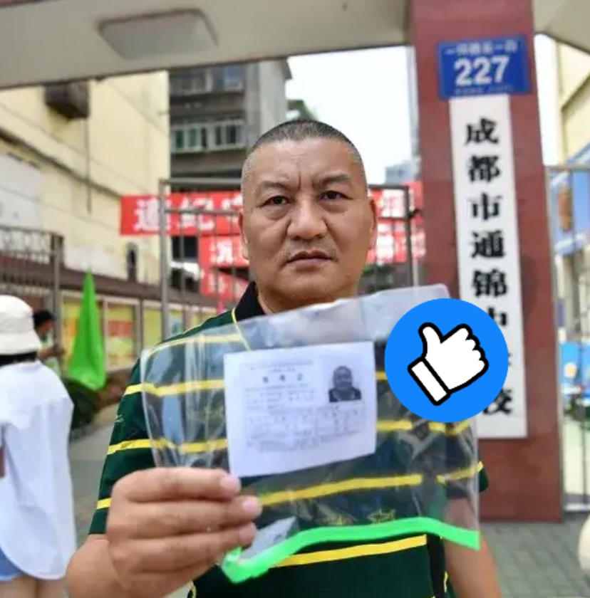 58岁再战高考考场，所为何事？
梁实这个名字想必大家都不陌生。
今年，他第29次