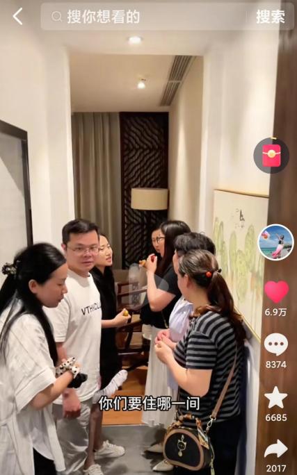 周阿姨真拿自己不当保姆？主家还没选房，她就抢先要楼上那间？



这次烧烤度假，