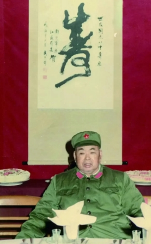 1985年2月，一代名将许世友迎来80大寿。虽然已不在军队任职，但老将军最喜欢穿