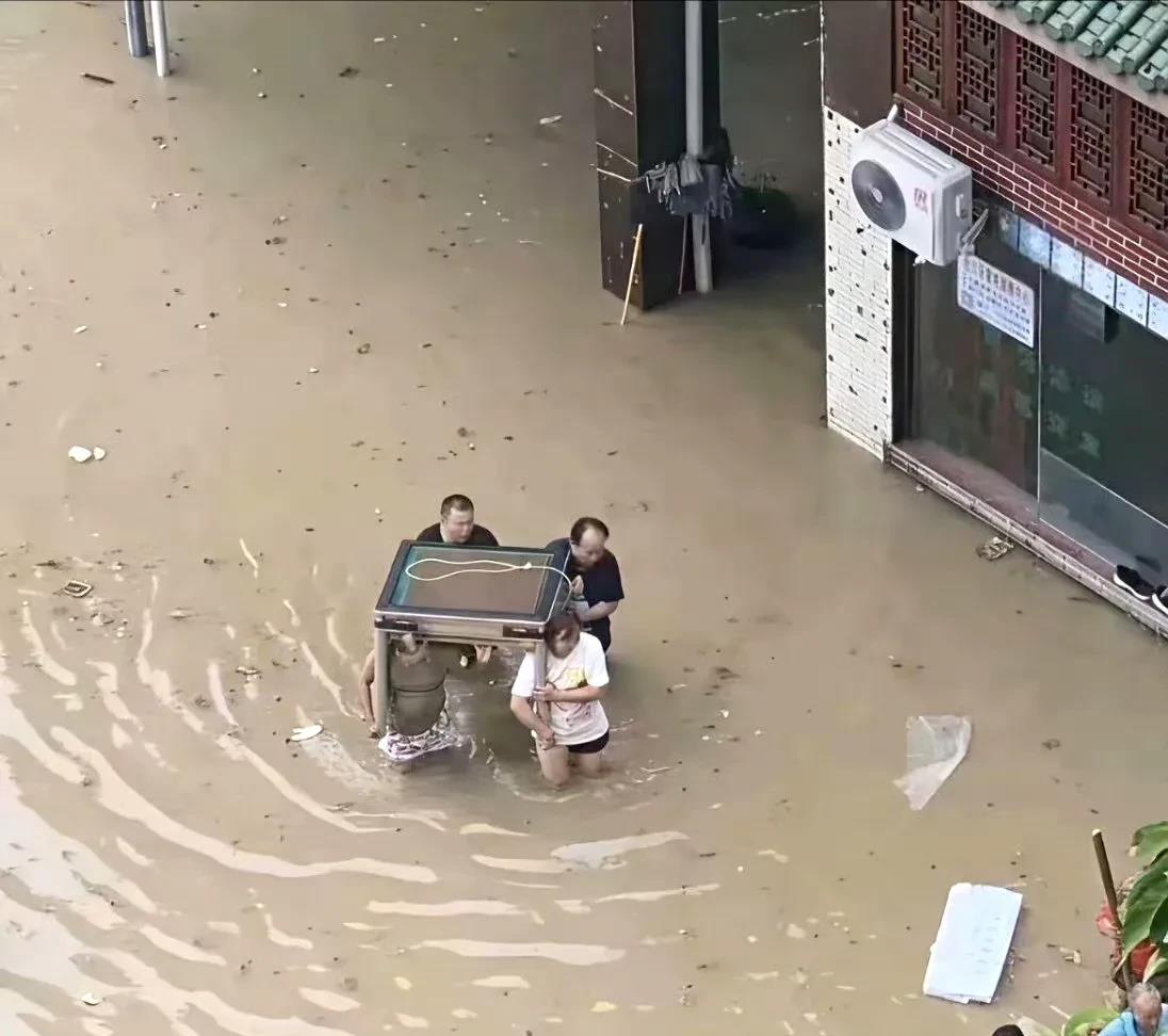 四川省群众正在洪水中转移重要资产，这转移的是啥？