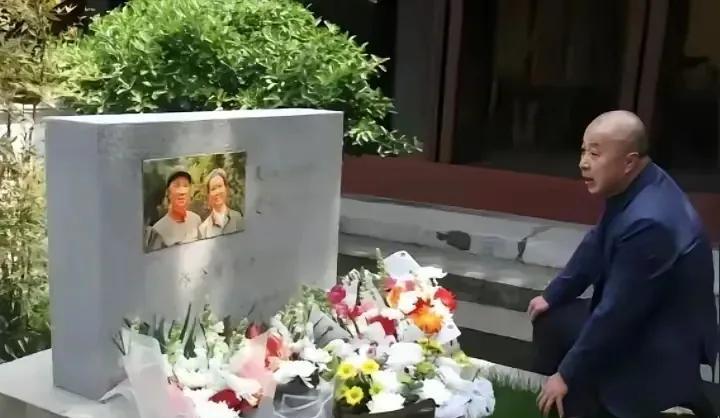 开国大将粟裕之孙墓前震撼一跪，看哭全网！ 爷爷补丁摞补丁的军装，奶奶为前线纳断线