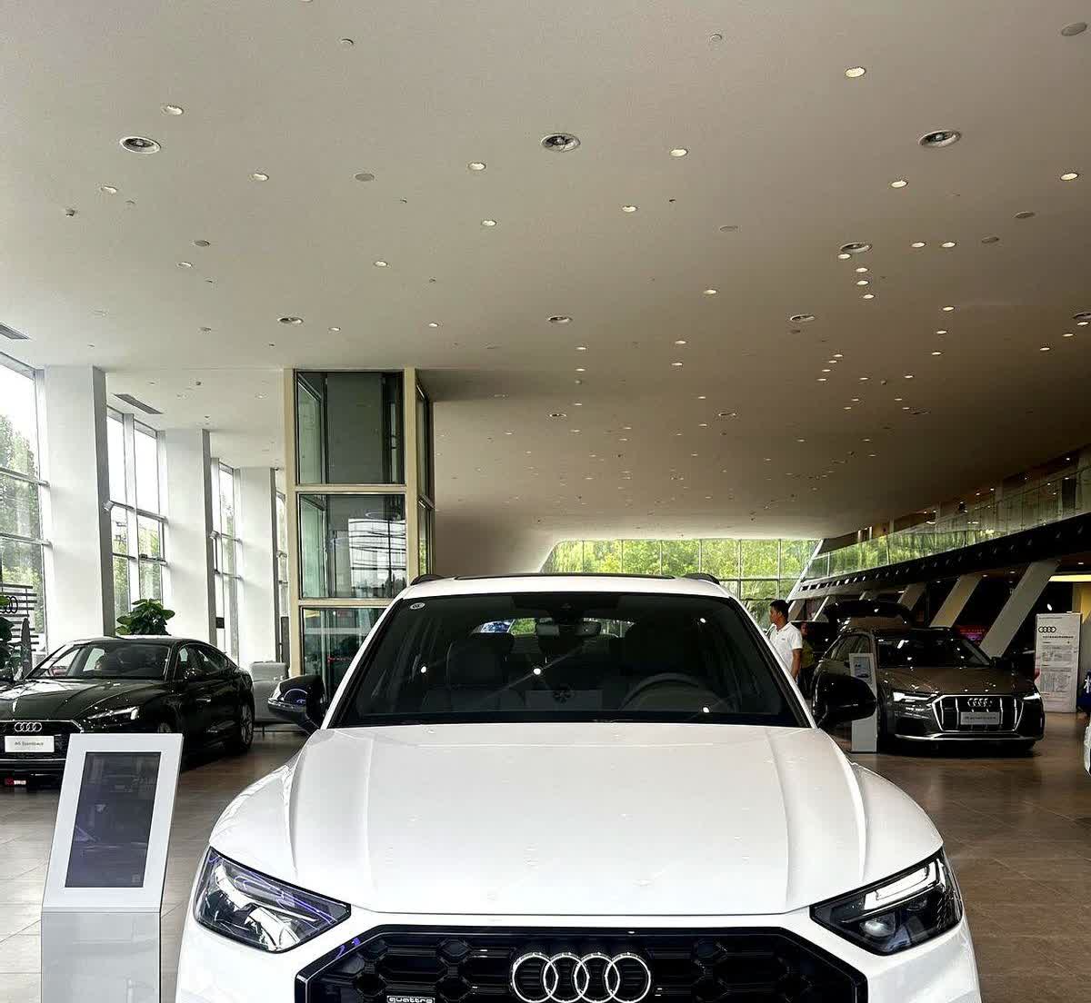 最近陪发小去奥迪4S店提了台Q5L 40时尚动感型，裸车28万多落地32万出头。