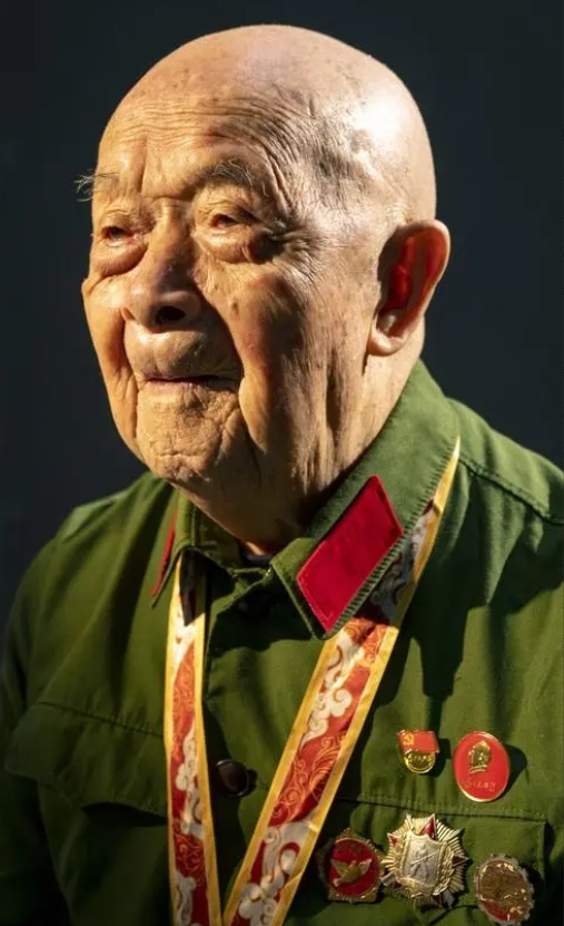 1952年，蒋诚一人歼敌400多名，肠子都被炸了出来，只是淡定地塞了回去。复员回