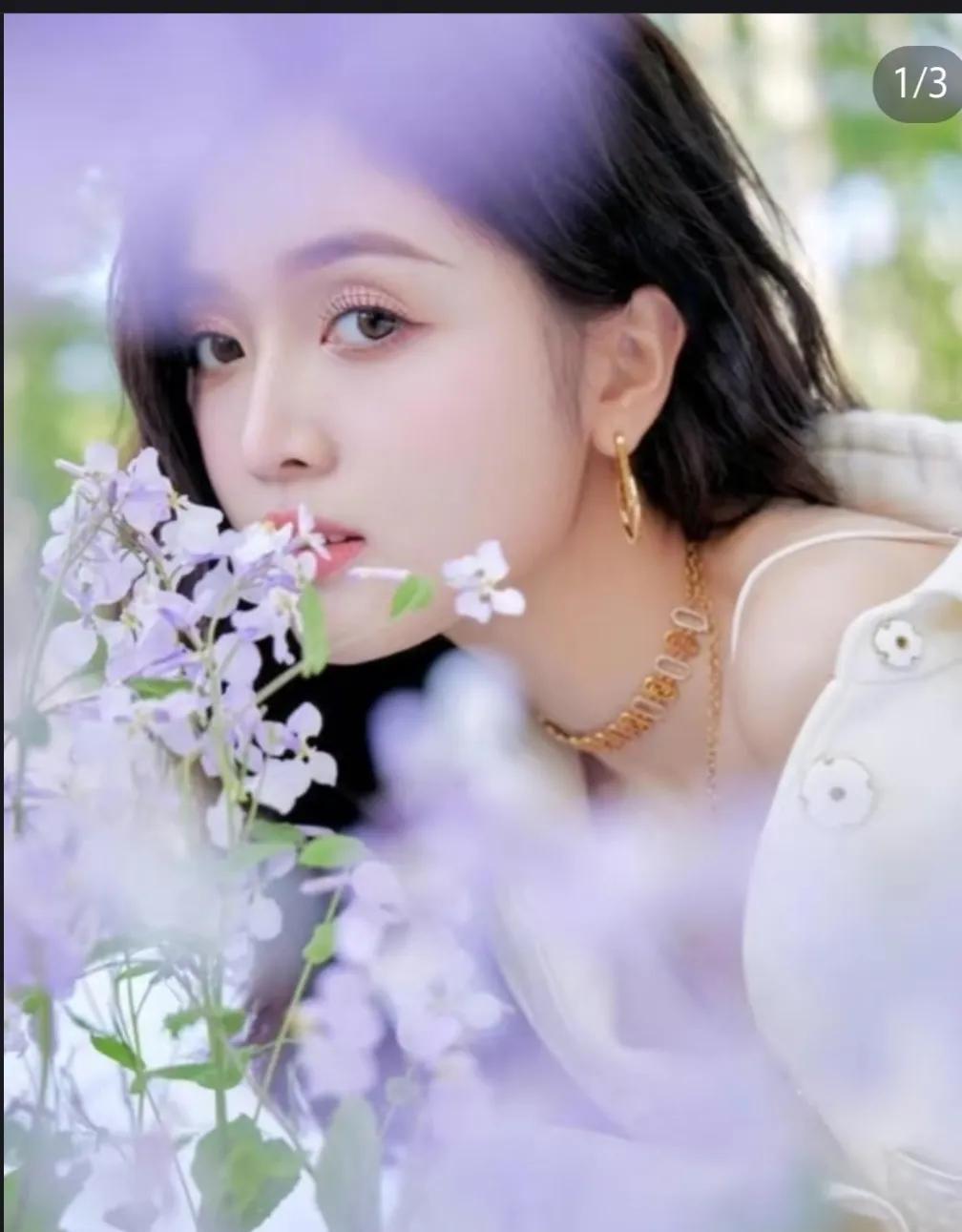 《一场愚人节闹剧！吴宣仪“恋情瓜”引爆热搜，真相竟是调皮整蛊》