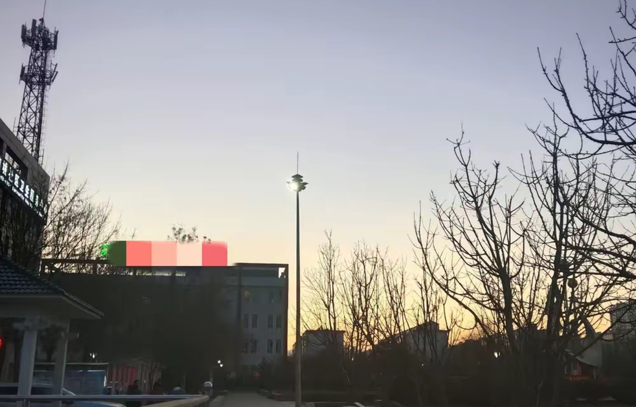 清明回乡祭祖时，我路过堂弟家本想避开，却被倒污水的他撞见硬拉进屋。二十岁那年，母