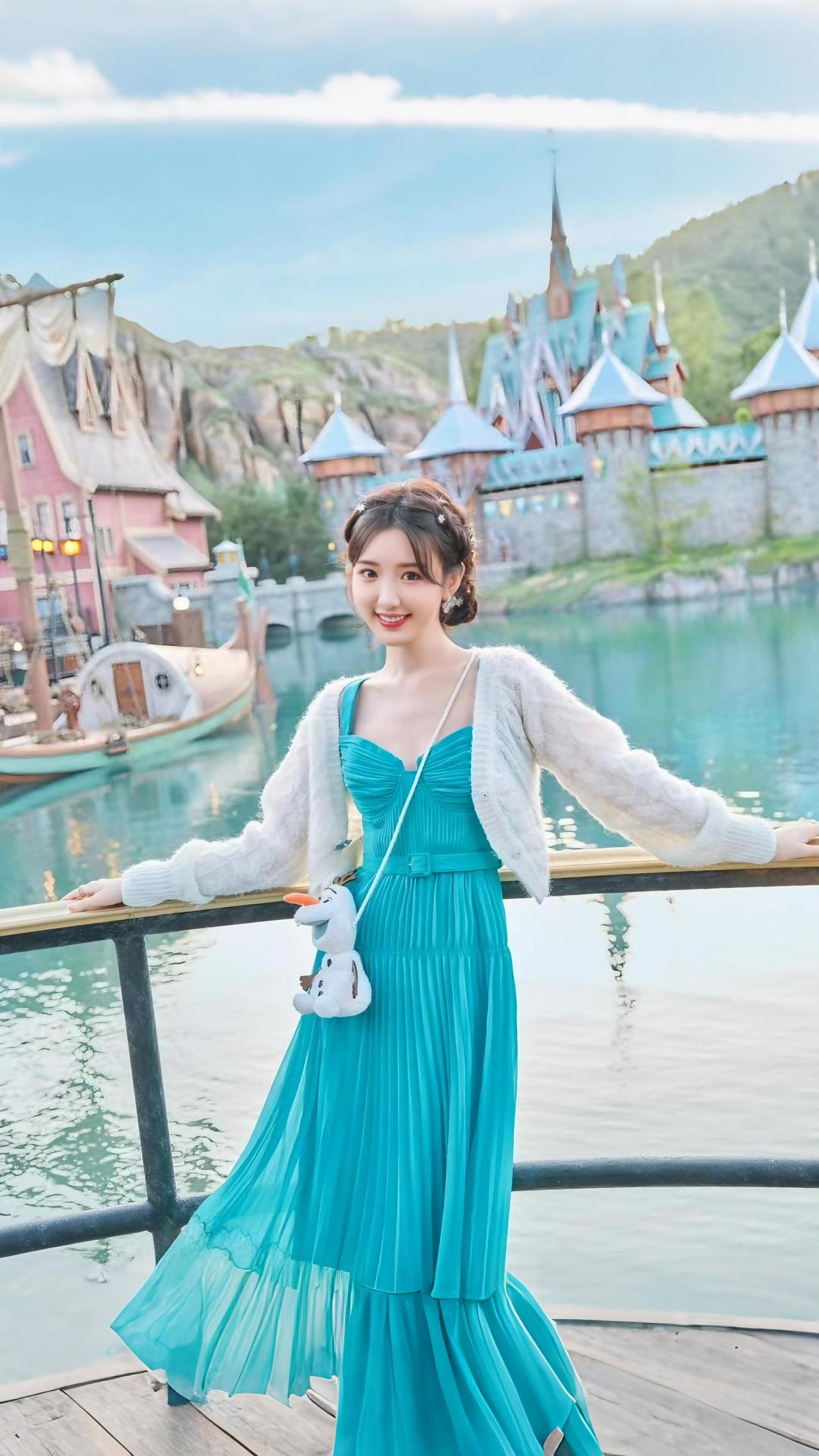佳人独立，如碧波仙子，恬静而美好。世间美好，不过如此