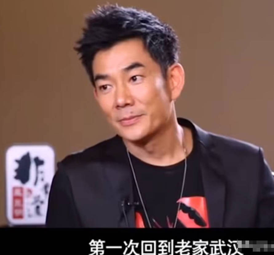 歌手任贤齐说：“我爸妈有跟我讲过我名字的含义，就是爸爸喜欢大陆，那么直白！