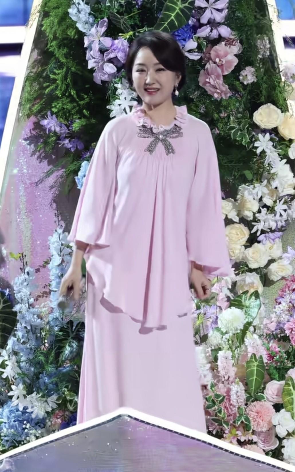 杨钰莹的中秋晚会献唱
再次印证了一个定律
在绝对的实力面前，一切花里胡哨都是枉然