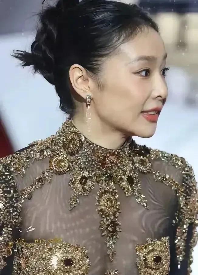 高叶这次穿透视装亮相活动，确实惊艳到不少人。在上海阿玛尼高定活动上，她一袭黑色镂