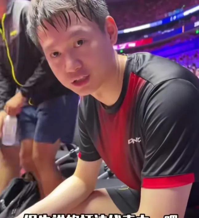 11-0！老将周雨被17岁少年剃光
镜头扫过去，他手还在抖
周雨32，刚上场就撞