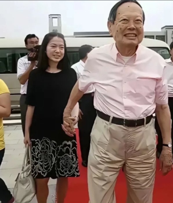 瞧瞧翁帆这模样，真有几分“奶奶”的韵味
真不知她父母心里作何感想
当初她与杨老结