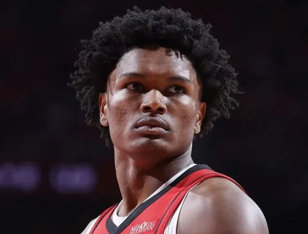 火箭根本不是空间问题
阿门没有投射，球队没有空间，看看人家活塞队，首发里面杜伦0