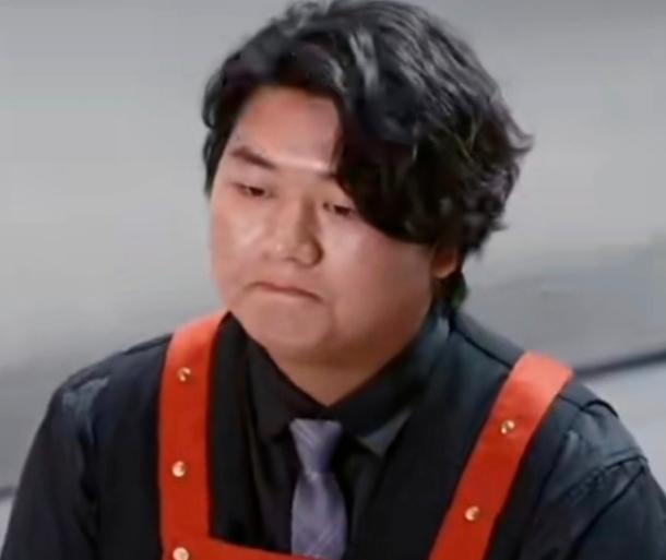 全红婵哥哥全进华在厨艺综艺中用自家180天走地鸡做白切鸡却因“肉质偏老”被淘汰。