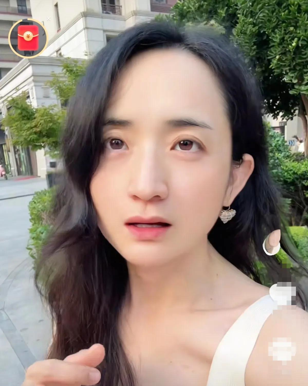 大龄剩女雅典娜会游泳，她把自己会游泳也作为相亲很重要的一个条件。
她的视频我看了