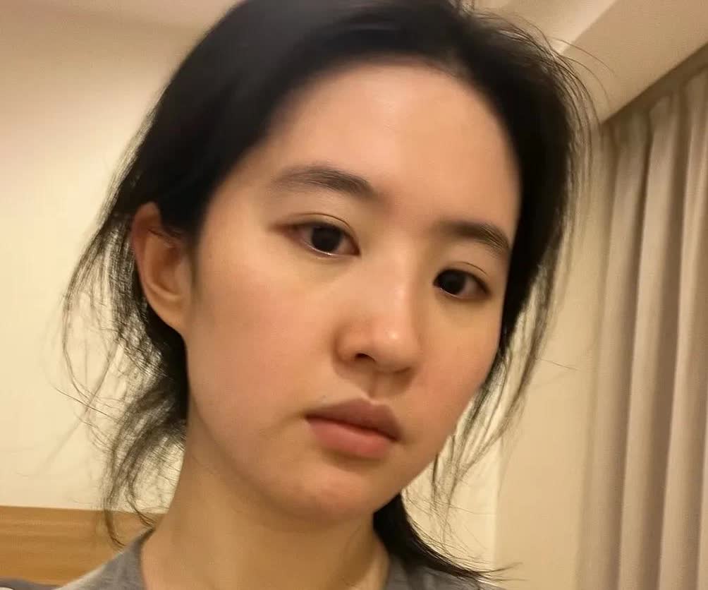 刘亦菲这波操作太溜了，
娱乐圈的女明星们正在瑟瑟发抖，
纯素颜，略黑的皮肤，