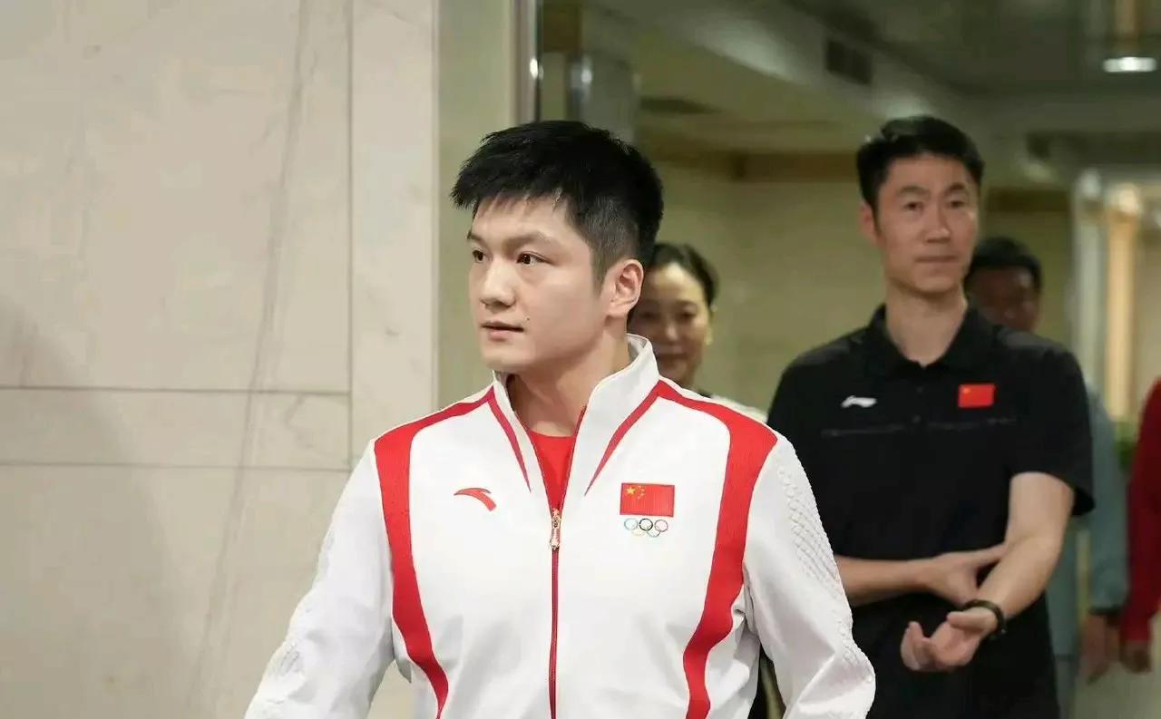 还记得樊振东出征巴黎时的场景吗？
时光匆匆飞逝，
去年的这个时候，东哥意气风发，