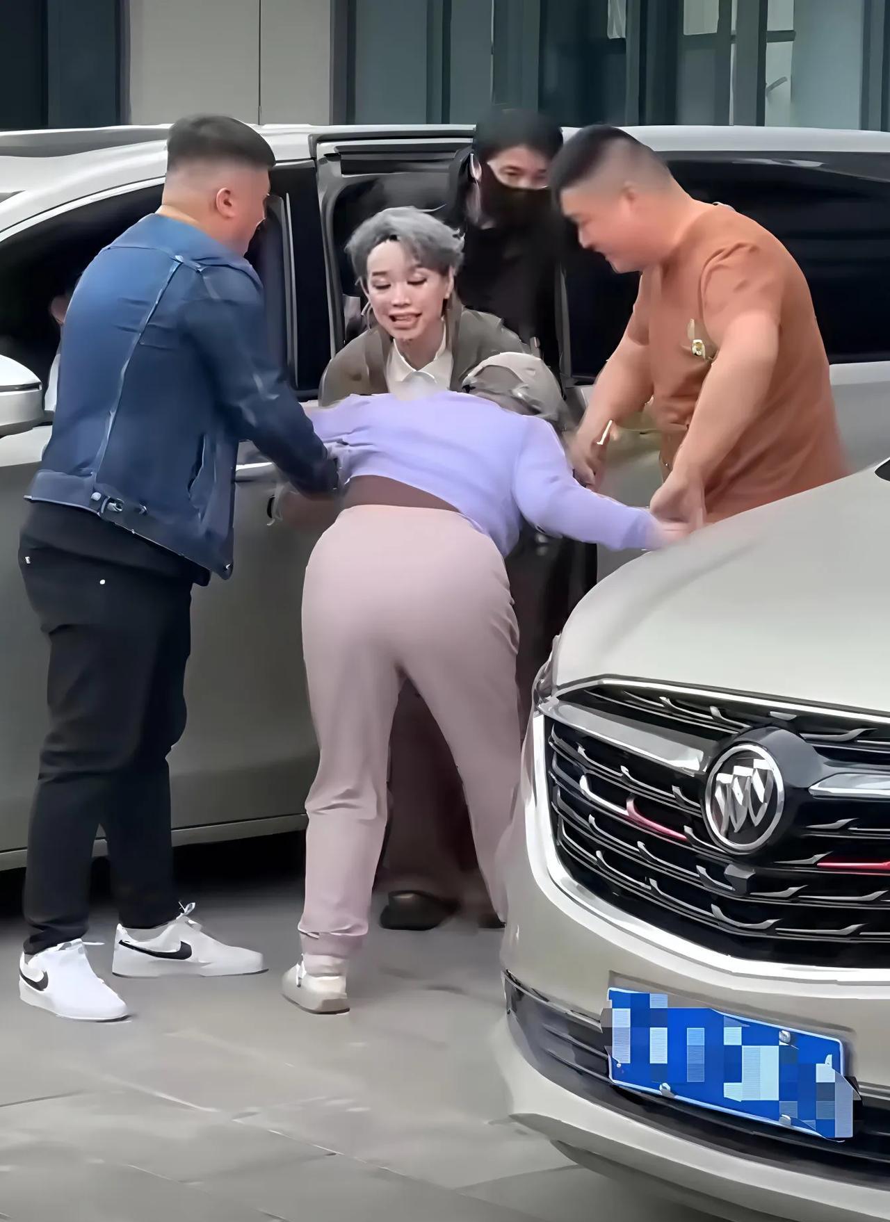 太可怕了！
叶童被疯狂粉丝拽下车，奶奶啊！请理智追星啊！
心疼叶童，都上车了还被