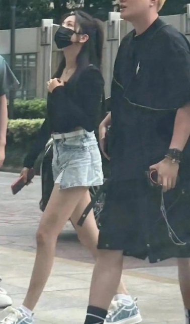 杨超越这身材比例也太绝了。