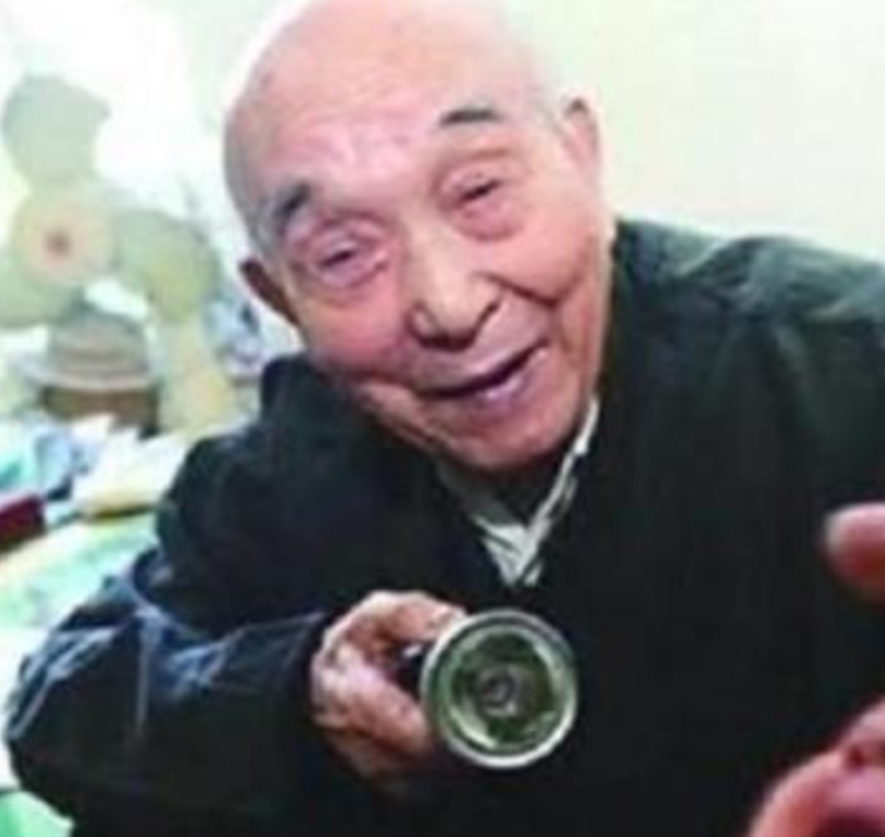 1937年，一个日本兵亲眼目睹战友摔死三岁幼童，他疯了一样阻止却被推开。于是，他