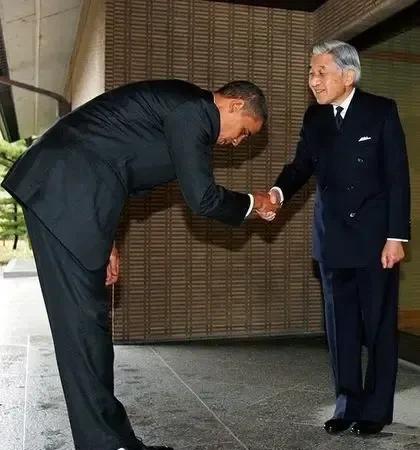 同样的地方，不同的气质！
老特骂老马是伪君子，见到手下败将敢低头哈腰90度大鞠躬