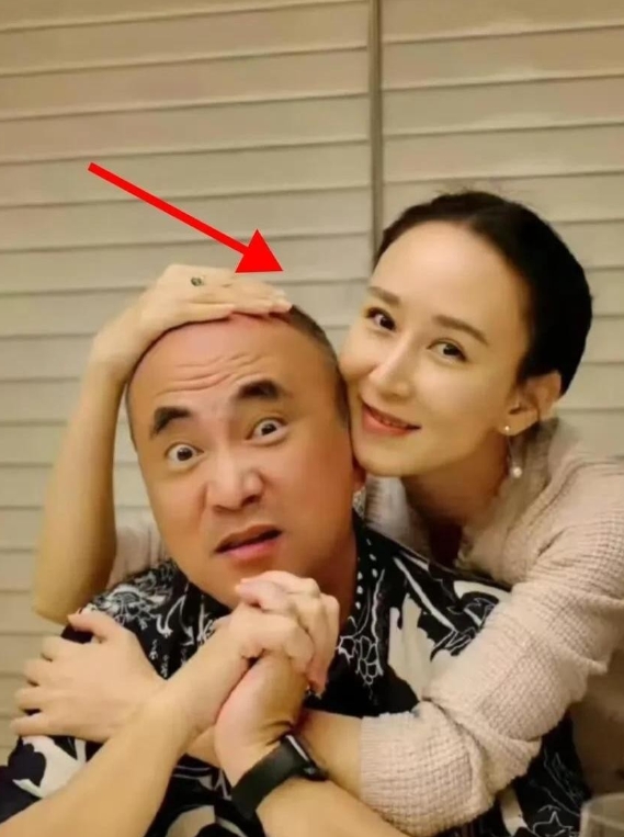 不知道大家发现没，现在的豪门夫妇越来越“接地气”了！奚梦瑶何猷君、何超莲窦骁、霍