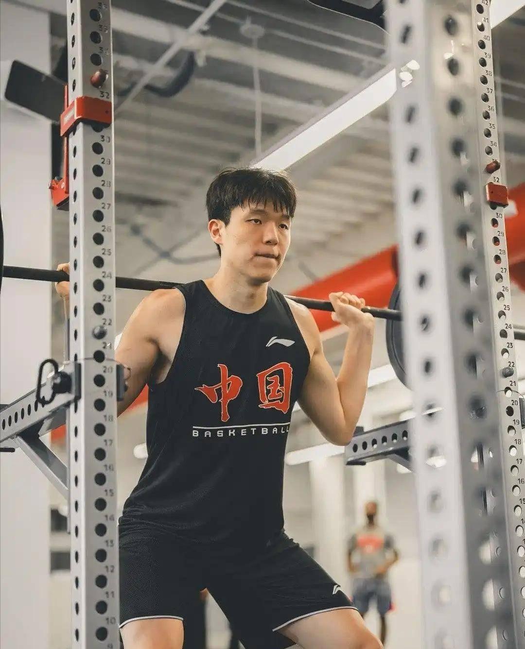 杨翰森回国打亚洲杯会错过NBA哪些重要的事：
1.错过开拓者队的新秀培训课
2.