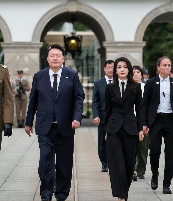 太现实了！韩国前第一夫人金建希刚刚被韩国淑明女子大学撤销了硕士学位，该校还发布消