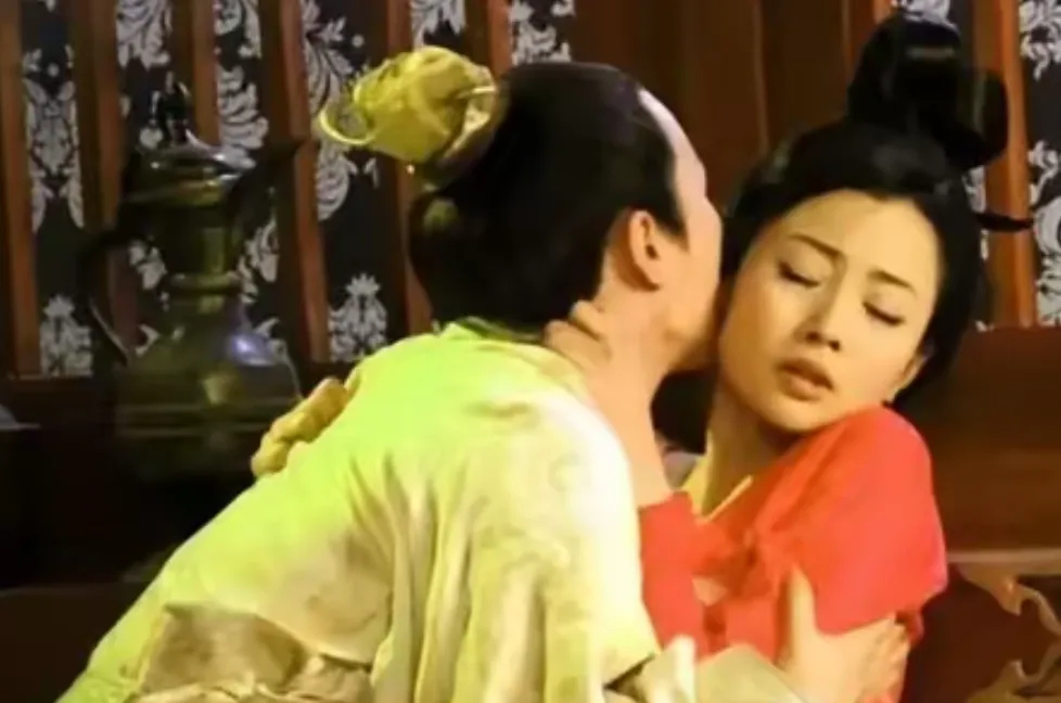 976年，宋太宗赵光义强行临幸小周后，然而小周后死命抵抗，甚至还咬了他一口，愤怒