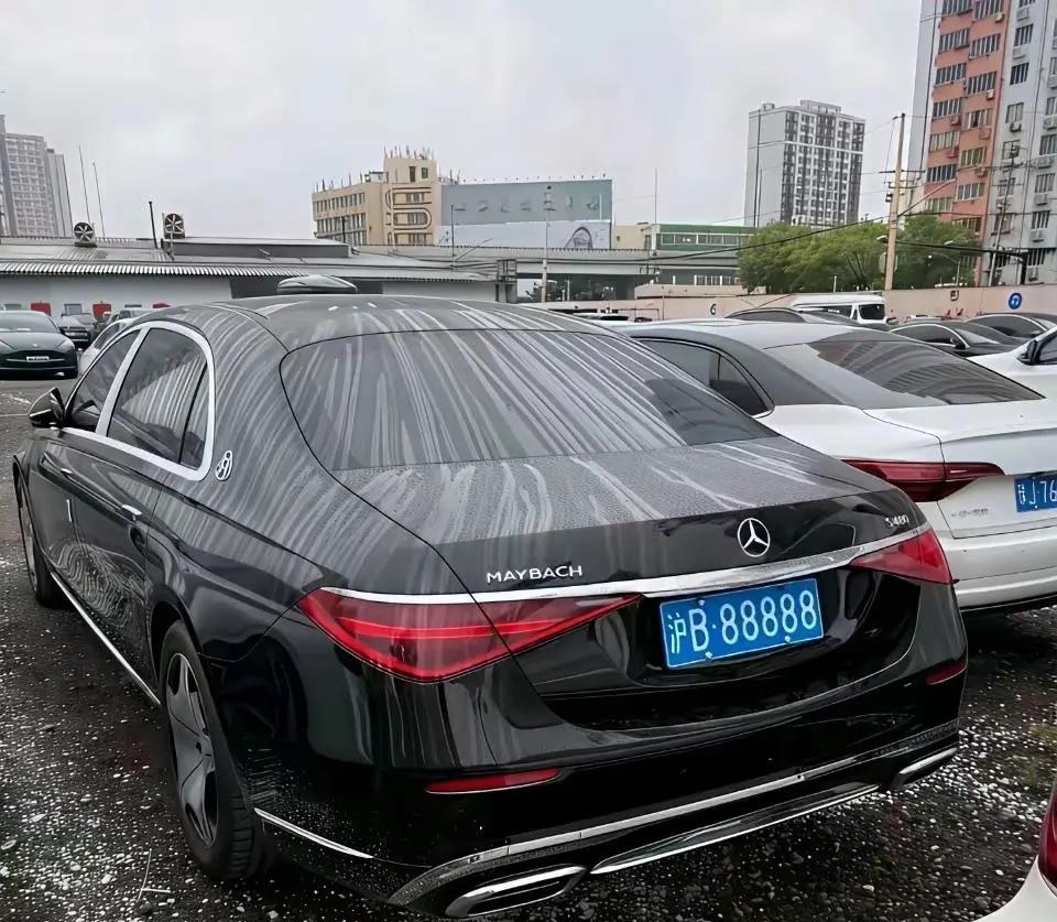 这俩车牌，哪个更猛更值钱？