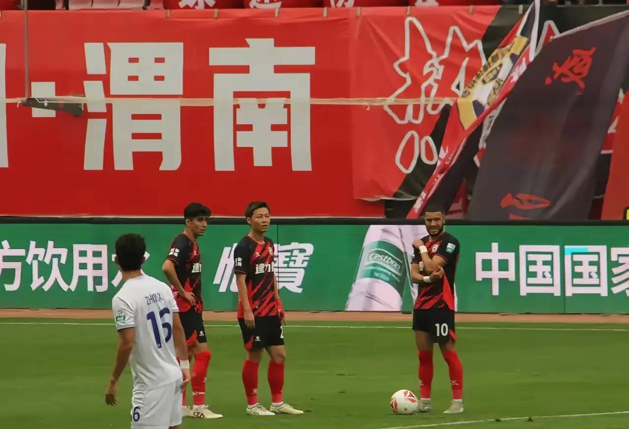 陕西联合目标是四连胜
青岛红星則是借主场拿分，以当下两队战绩及状态分析，西北狼並