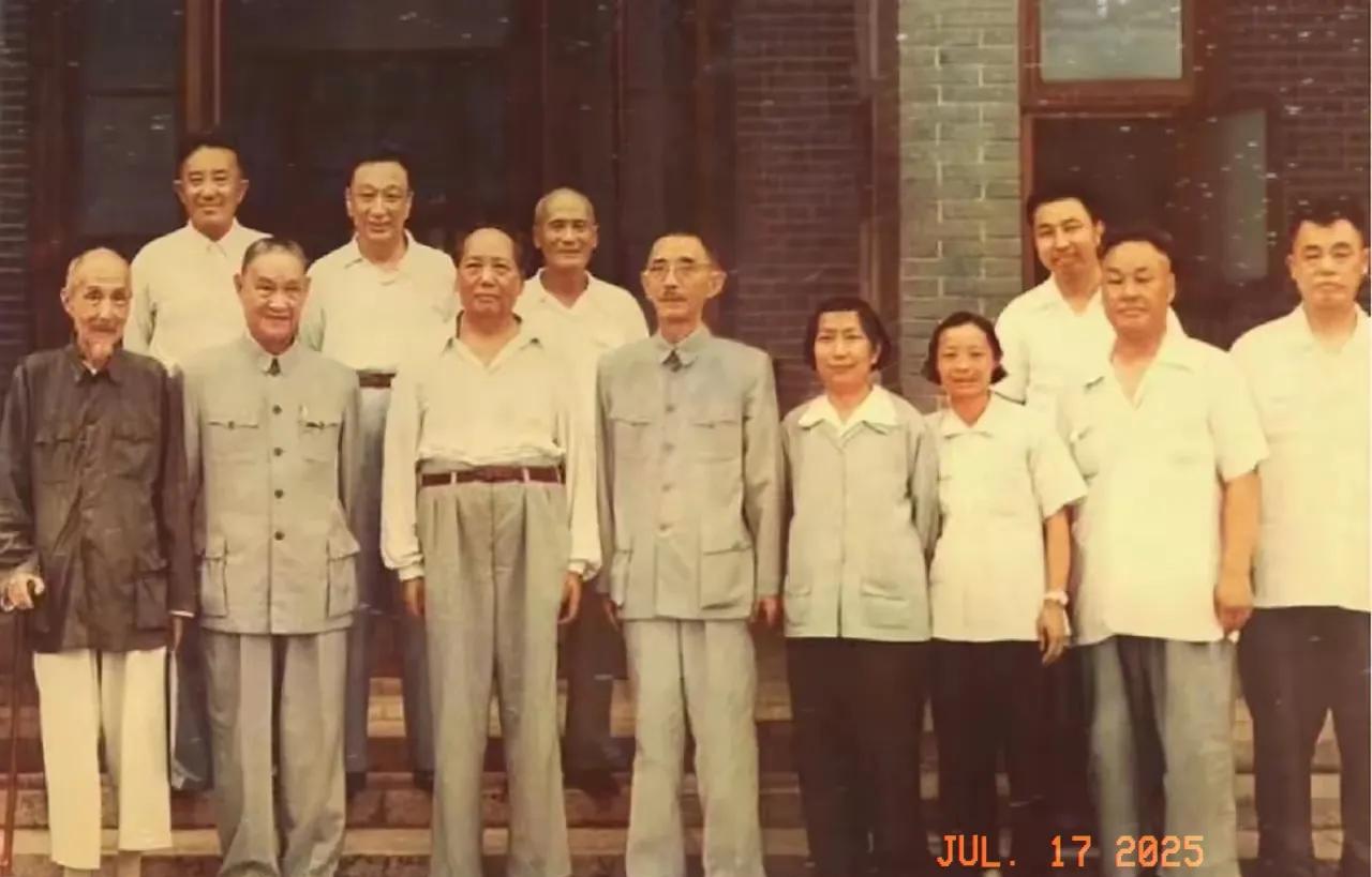 历史老照片分享。
1959年，毛主席在长沙与李淑一等人，在一起的一张合影照片，见