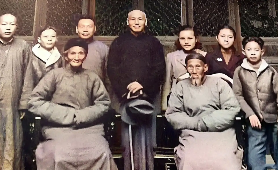 蒋介石的感情世界同样错综复杂，虽然宋美龄在他的心中占据着不可替代的地位，但有一个