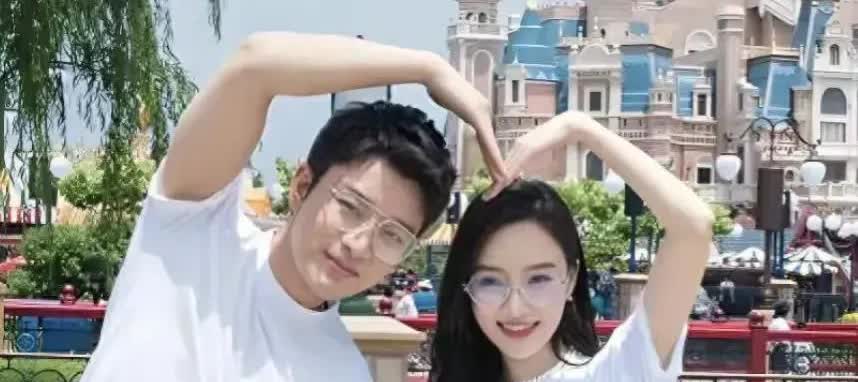 这是真的吗？
网友在北京某小区看到贾乃亮和李小璐。两人举止默契，有说有笑，亮哥