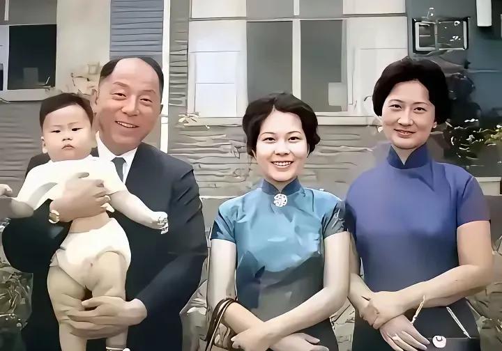 这是1962年在台湾，张学良抱着长孙张居信的照片。
张学良穿着西服，头发有些秃顶