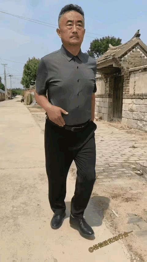 [大笑]别喷这老头了，之前在抖音看过他自我介绍，人家当年确实是84阅兵的陆军劈枪