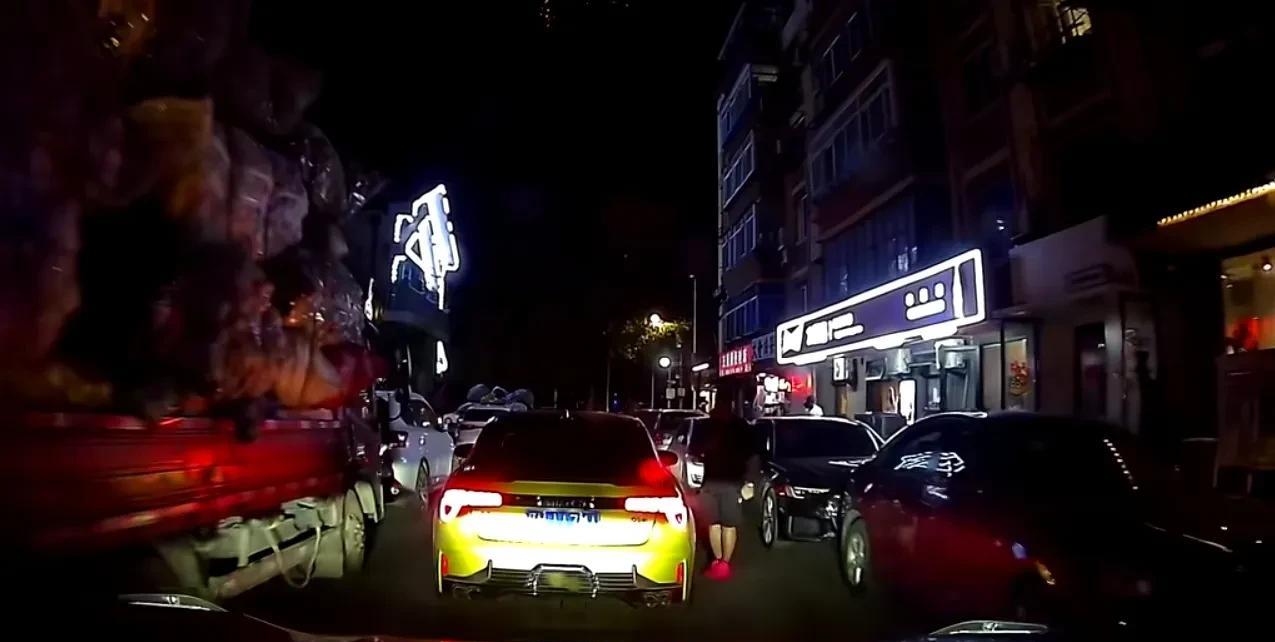 年纪轻轻干点啥不行，非得碰瓷！
6月13日晚上10点左右，辽宁沈阳一个穿着红色鞋