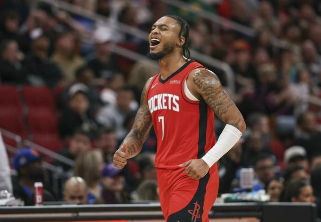 NBA常规赛激战正酣，火箭坐镇主场迎战联盟领头羊骑士。骑士因伤缺阵多名大将，比赛