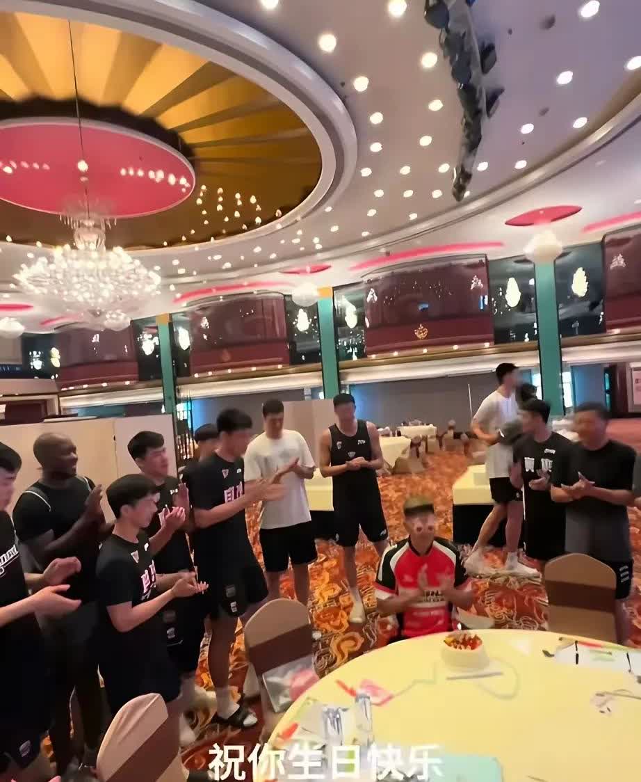 看了昨天广东宏远队球员，给主教练杜峰指导庆祝生日，可是球员许昕自己感觉多少有些尴