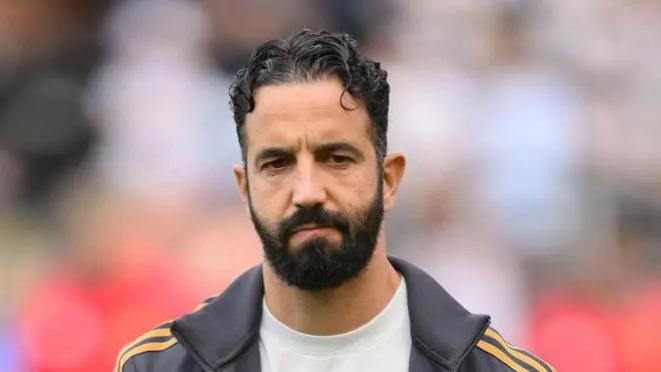 把后弗格森时代的历任曼联主帅列出来，就会发现——这十几年，曼联的步调，和穆里尼奥的步调，完全一致