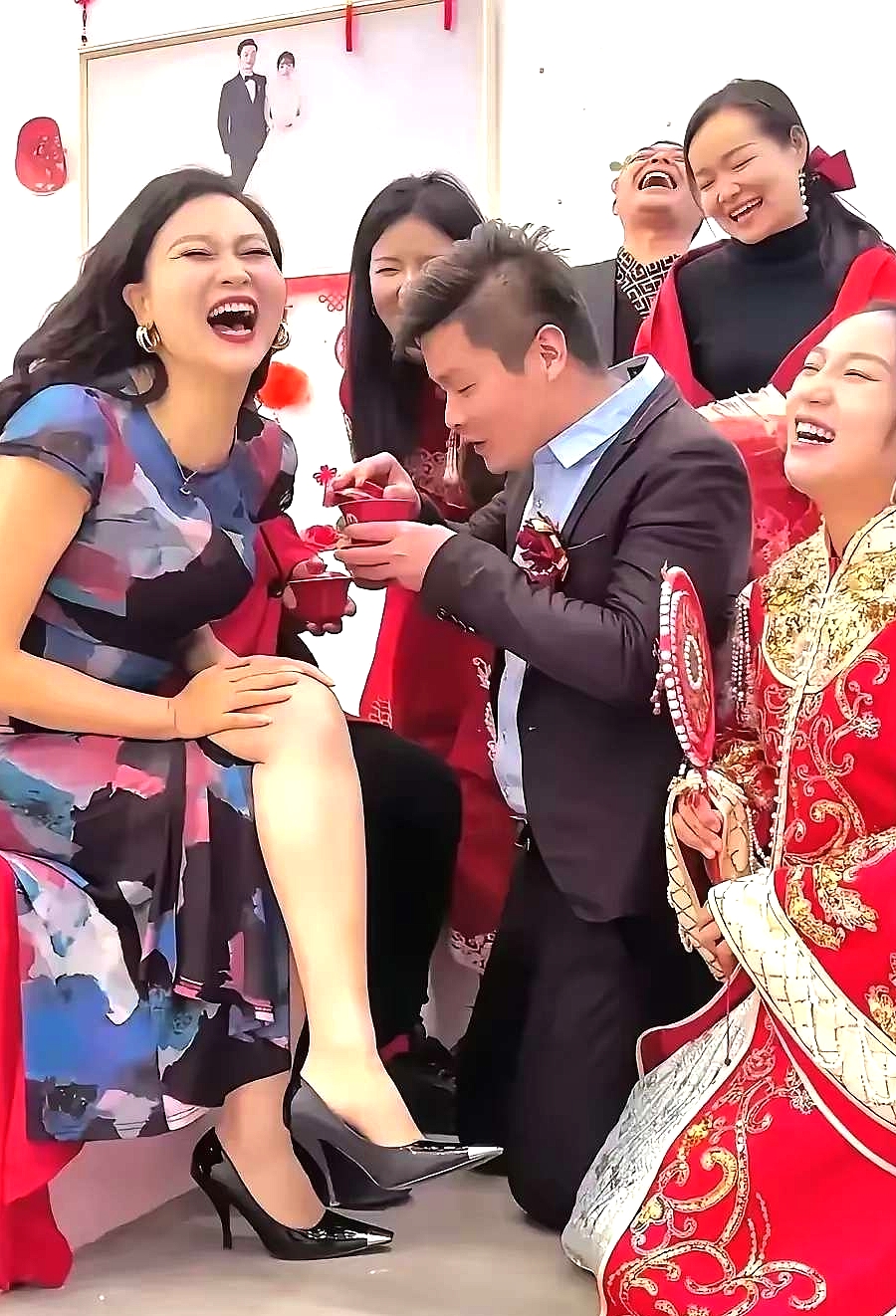 这个女婿， 丈母娘太喜欢了， 在婚礼上，女婿给丈母娘敬茶