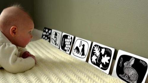 0-6个月宝宝感官刺激小秘诀：黑白卡、摇铃与温柔抚触