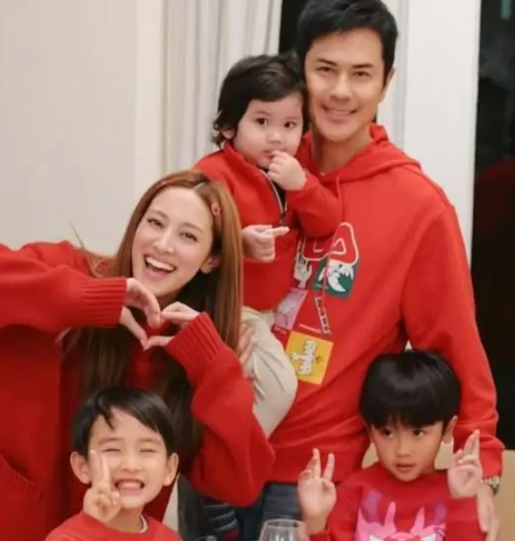 TVB 视帝与港姐太太内地亲子游，恩爱瞬间曝光！
