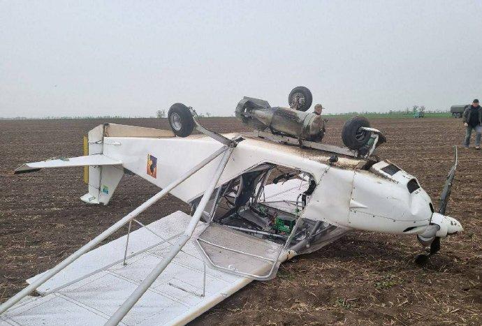 日前俄军士兵使用轻武器击落乌军由A-22轻型飞机改装而成的大型自杀式无人机，上面