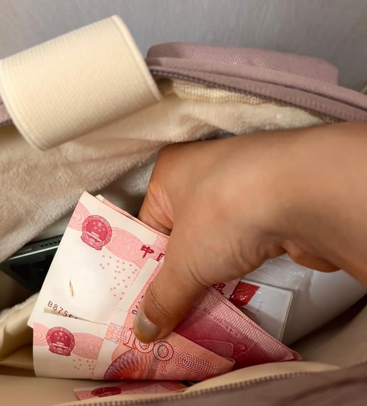 在四年级女儿的书包夹层里发现了现金，怎么办？突然觉得天塌了一样……
女儿才10岁