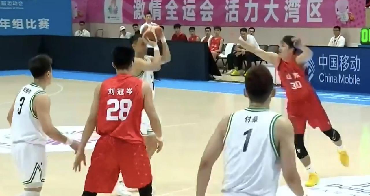 原帅半场三分7中6得到25分，赵继伟10个助攻，辽宁领先山东23分进入中场休息！