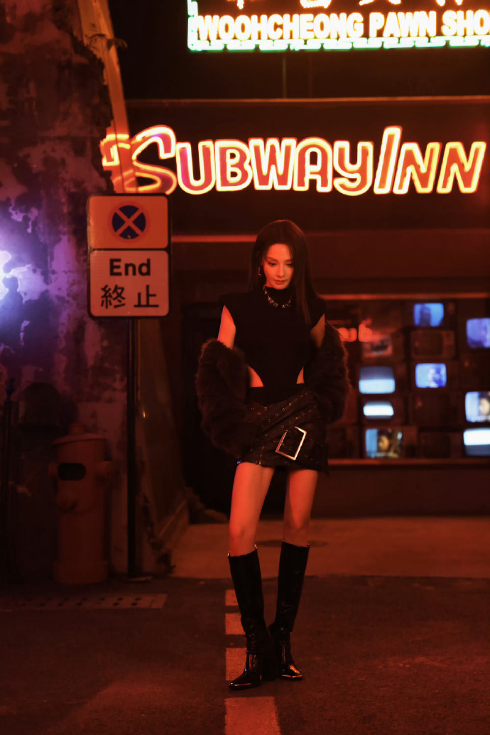 彭小苒杀疯了！镂空连体衣配酷飒小皮裙，利落剪裁勾勒曼妙身段，小露性感却不张扬，又