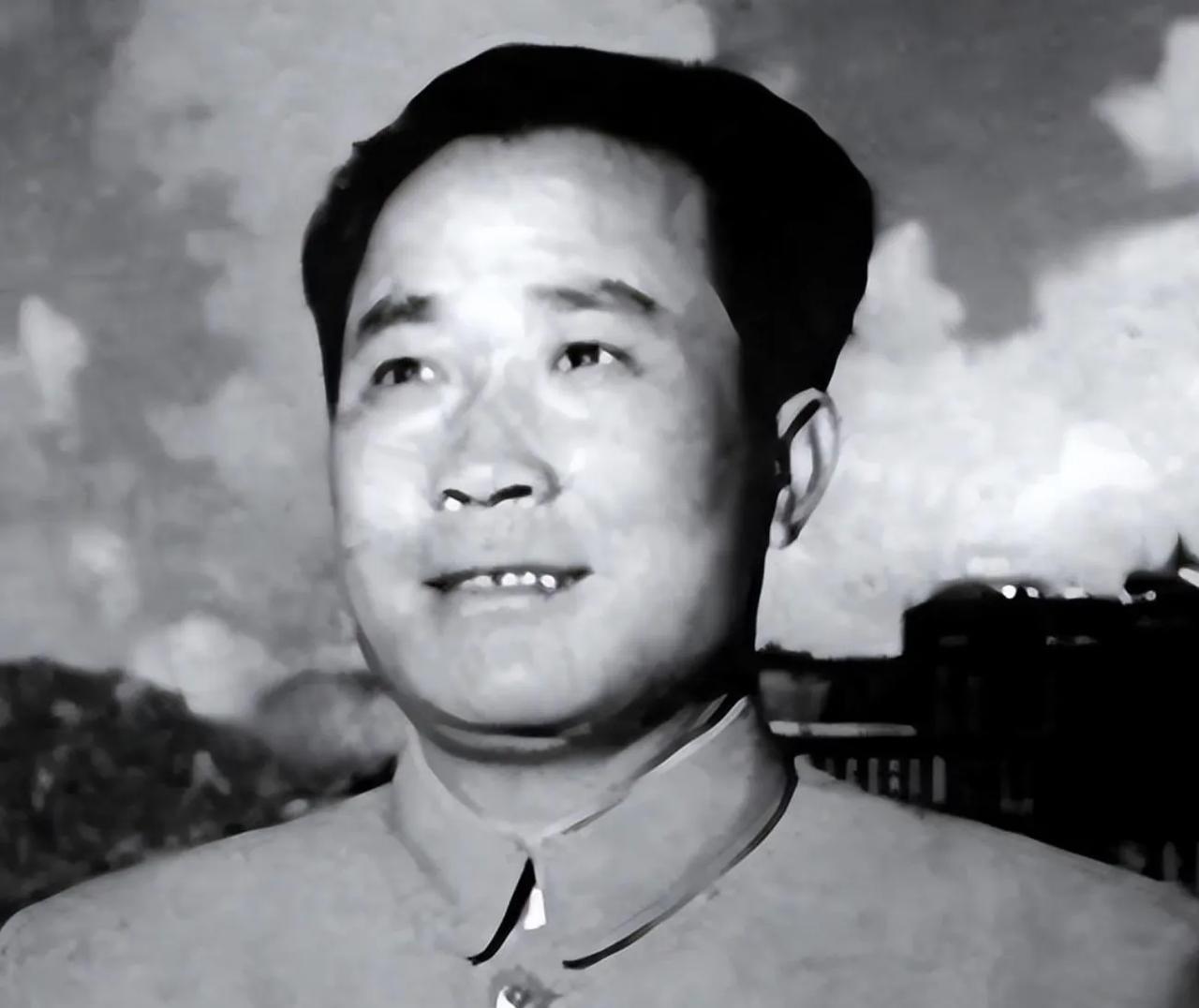 1972年周总理不顾外面下着雨，亲迎骨灰，毛主席热泪盈眶的说道：我再也见不到他了
