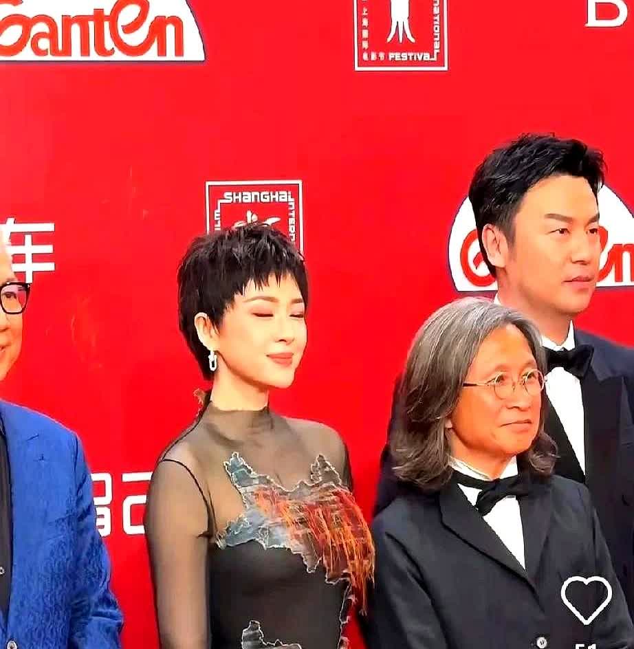 我问老公：章子怡那么漂亮，为什么没有人对他有非分之想呢？

老公白我了一眼：