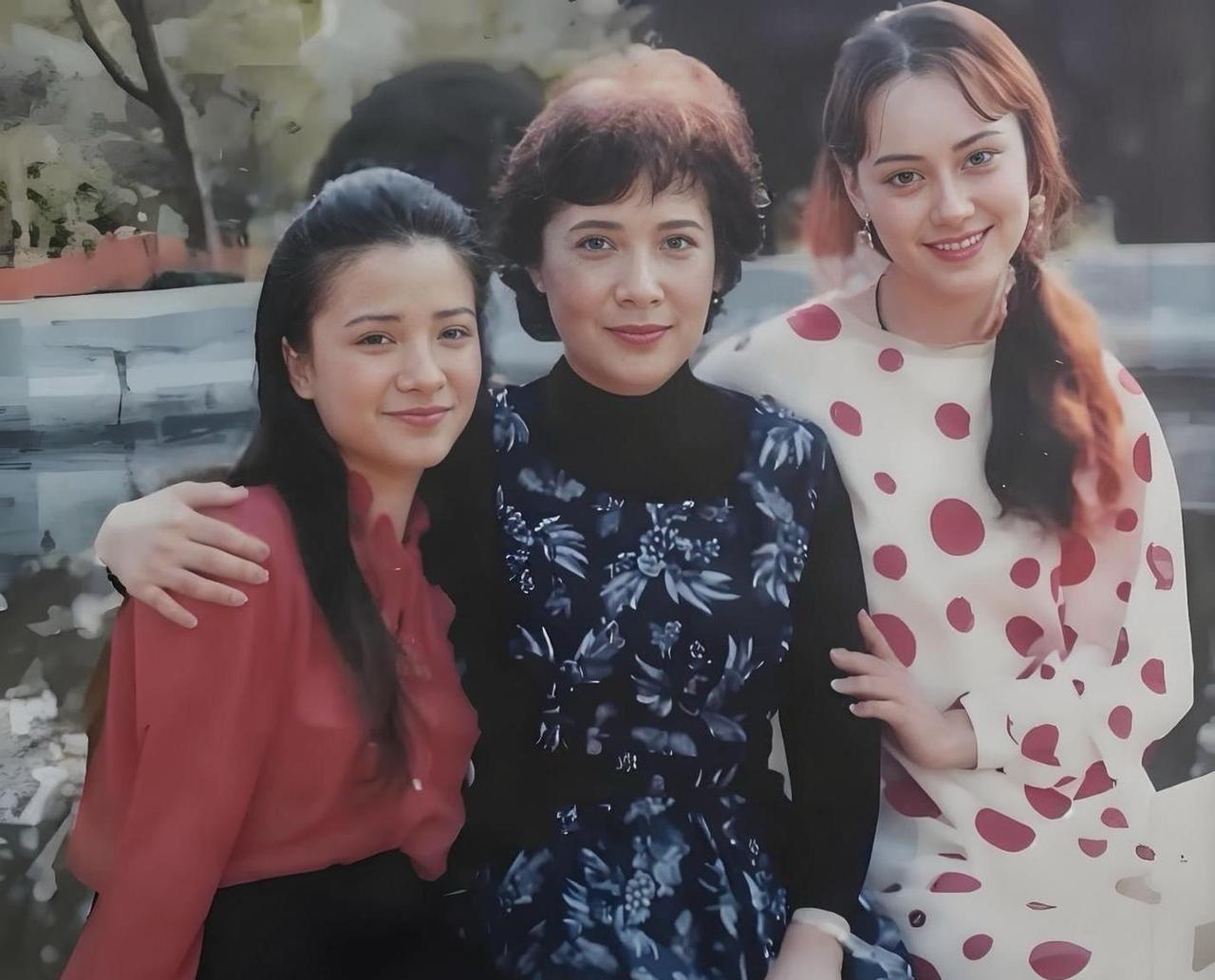 三位演艺界的大美女，
能够把她们全部认出的，
恐怕不会太多吧！
一人一部成名作，
